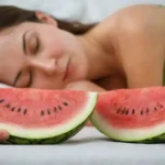 Una rebanada de sandía fresca junto a una persona relajada durmiendo tranquilamente.