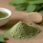 Un cierre de hojas de moringa y polvo