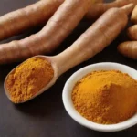 Turmérica raíz y polvo junto a artículos relacionados con la alergia