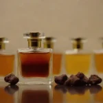 Cogollos de tela dispuestos con botellas de perfume
