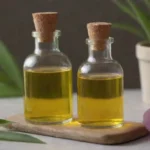 Frascos de aceite de Hierba de San Juan junto a productos cosméticos naturales y flores de la planta.