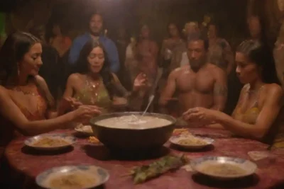 Una escena vibrante de kava servida en una reunión