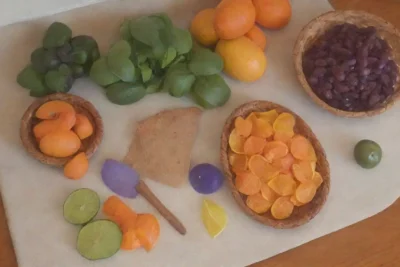 Frutas vibrantes y secas decoran una cocina iluminada por el sol
