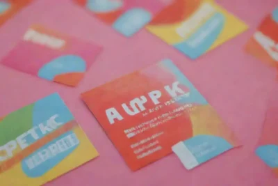 Materiales promocionales coloridos con música y marca Pimpinelas